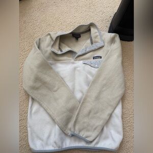 Patagonia Women’s Patagonia Synchilla Snap Fleece Pullover in beige and white M
